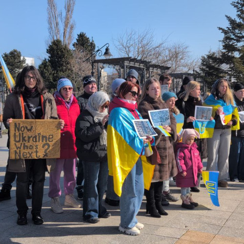 FOTO VIDEO Miting pentru protest și solidaritate în Constanța: Comunitatea ucraineană marchează trei ani de la invazia Rusiei