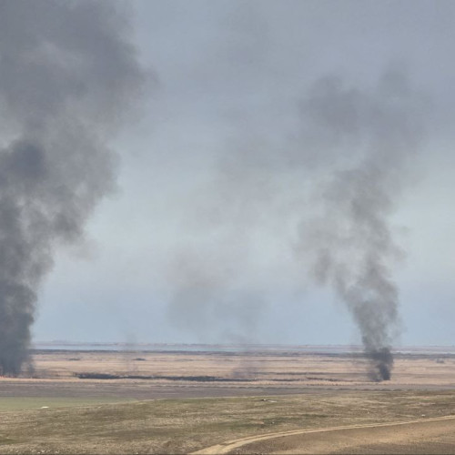 FOTO Incendii de stuf în județul Tulcea: Focul continuă să ardă în zona Baia-Jurilovca, iar autoritățile monitorizează situația