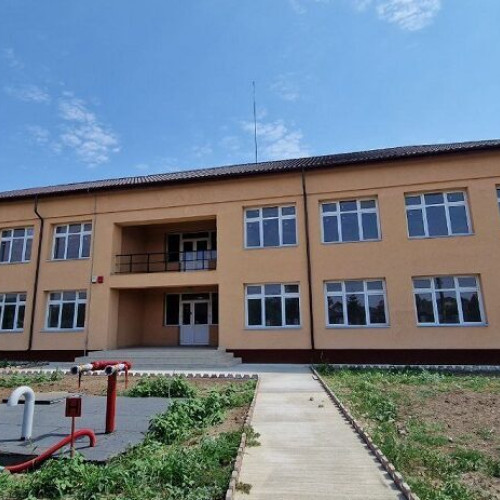 Unitatea de învățământ din comuna a contractat o firmă pentru livrarea de sandwich-uri