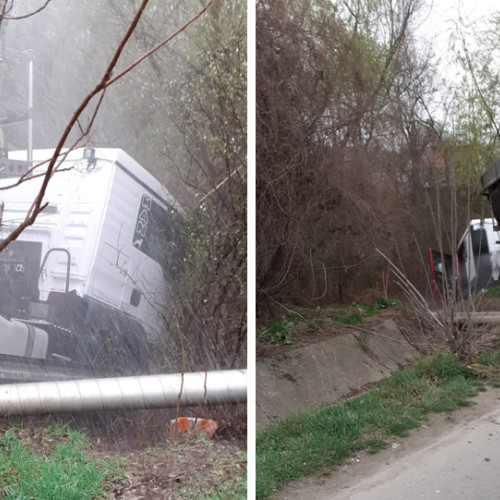 Persoană posibil încarcerată în autoturism, intervenție de urgență