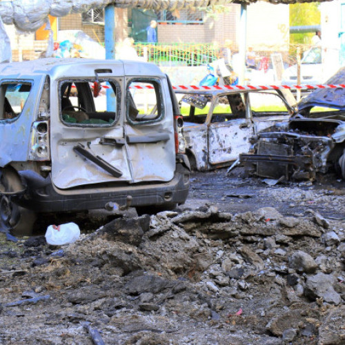 Rusia a provocat o escaladare majoră în războiul din Ucraina, după ce a distrus bombardiere strategice rusești, afirmă un fost ofițer de intelligence din Armata Română. Comandorul Sandu Valentin Mateiu, citat de digi24.ro, atrage atenția că această acțiune reprezintă o lovitură dură pentru Rusia, iar Vladimir Putin ar putea avea acum acoperirea doctrinară pentru a răspunde nuclear, deși cel mai probabil nu va face acest lucru.