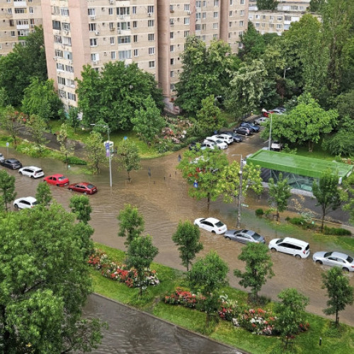 Alertă de vijelie și întârzieri în zboruri pe aeroportul Henri Coandă