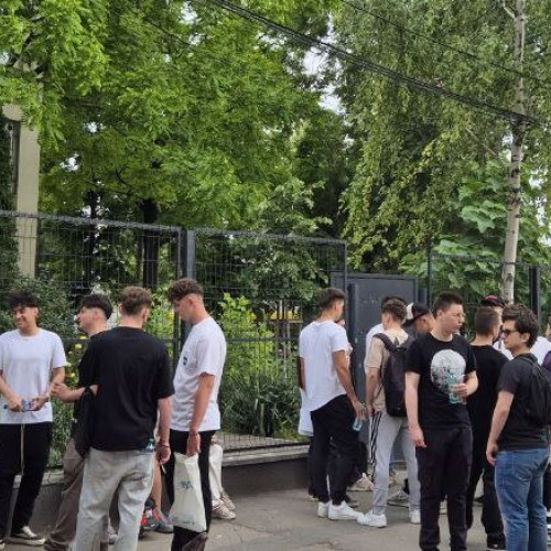 Examenul național de Bacalaureat a început în județul Constanța, potrivit datelor de la Inspectoratul Școlar Județean. La cele 51 de centre din județ s-au înscris 4.164 de candidați, care au început probele de competențe în limba română încă de la ora 7 dimineața. Elevii au fost însoțiți de părinți sau prieteni și s-au prezentat la centrele de examen pentru susținerea probei comune de Limba și literatura română.