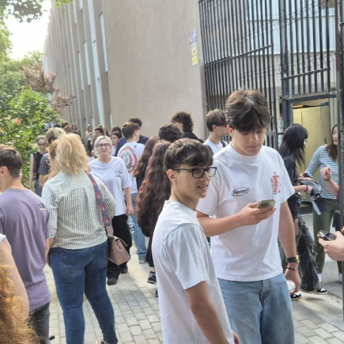 Examenul de bacalaureat în județul Constanța a început cu proba scrisă la matematică și istorie, la care s-au înscris peste 3.800 de candidați. Potrivit ziarului Amprenta, la matematica au fost 2.828 de elevi, iar la istorie 1.061, iar testele au fost susținute în condiții stricte, cu reguli clare privind accesul în sală și disciplina în timpul probei.