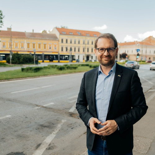 Dominic Fritz, noul lider al USR, și-a exprimat încrederea că partidul poate depăși criza actuală și poate deveni mai puternic, în ciuda provocărilor de moment. Potrivit noteaza ziarulamprenta.ro, Fritz a declarat că în interiorul USR și în societatea românească există suficiente energii, idei și soluții pentru a merge mai departe. El a subliniat că misiunea principală a sa este să reconecteze USR cu alegătorii și cu societatea civilă, promovând colaborarea și dialogul deschis.