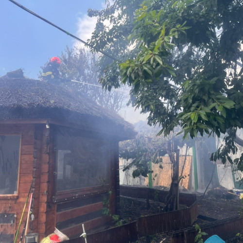 Incendiu la Nufaru: pompierii și voluntarii au intervenit rapid pentru stingere