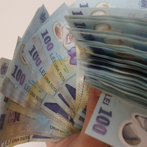 パ Față de presiunile legate de angajamentele față de Uniunea Europeană, partidele politice încearcă să găsească o soluție pentru a echilibra austeritatea cu sustenabilitatea economică. Bugetul statului trebuie să acopere un deficit de aproximativ 40 de miliarde de lei până la sfârșitul anului.