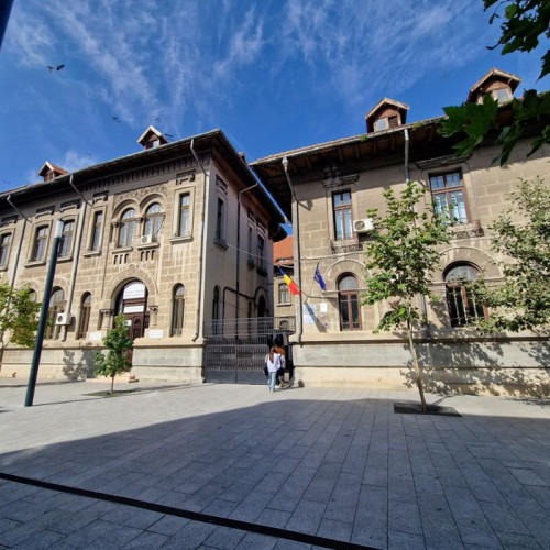 Elevii de la școala Gherghe Titeica din Constanța au participat la un concurs dedicat limbilor străine, potrivit ziarulamprenta.ro. Acest eveniment a avut scopul de a încuraja elevii care studiază limbile germană, engleză și franceză la nivelul A1-A2, conform Cadrului European Comun de Referință pentru Limbi Moderne. Participanții au fost chemați să realizeze activități dincolo de programul obișnuit de la clasă, precum interpretarea unei poezii sau realizarea unui joc de dicție.