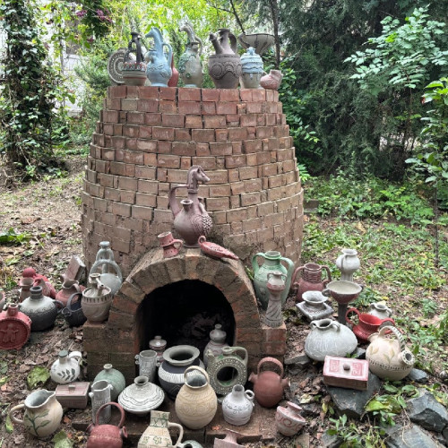 Tinerii experimentează arta ceramica sub îndrumarea unui profesor în cadrul unui proiect cultural