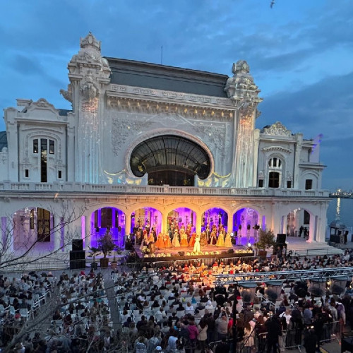 Redeschiderea Cazinoului din Constanța, un eveniment plin de emoție și bucurie, a fost surprins în imagini ce arată fascinația vizitatorilor. Aceste fotografii, alături de comunicatul oficial, reflectă interesul viu pentru una dintre cele mai frumoase clădiri din România și redeschiderea unui monument cu o istorie zbuciumată care a traversat decenii.