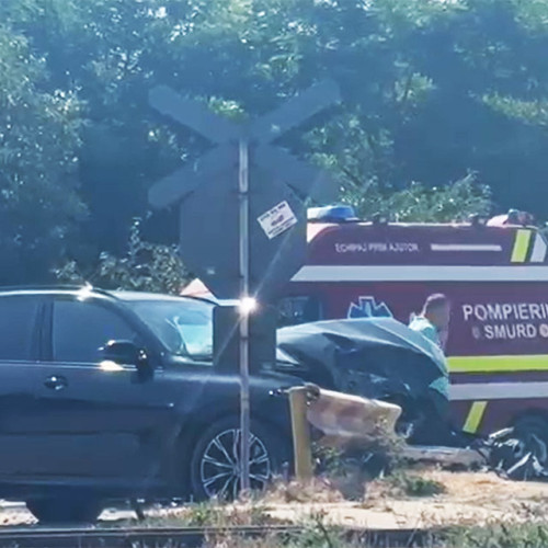 VIDEO Accident feroviar SPECTACULOS la Tuzla: Un tren a acroșat o mașină