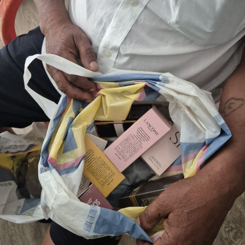 Prins în flagrant: Vindea parfumuri false în fața unui hotel din Eforie Nord