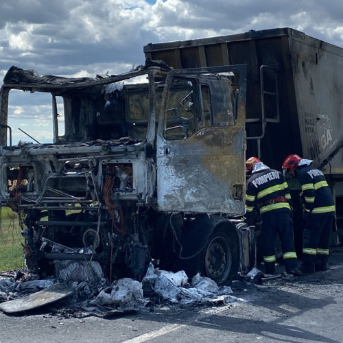 FOTO Trafic BLOCAT ÎN TOTALITATE pe un drum național, după ce un camion a luat foc! Cabina, cuprinsă de flăcări imediat ce a coborât șoferul