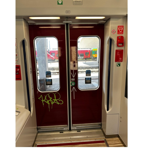 Primul tren electric nou al României, vandalizat la mai puțin de un an de la introducerea în circulație