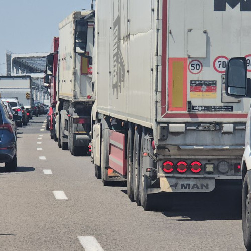 FOTO VIDEO Coadă KILOMETRICĂ de mașini pe A2, la Fetești, din cauza șoferilor care achită cash taxa de pod