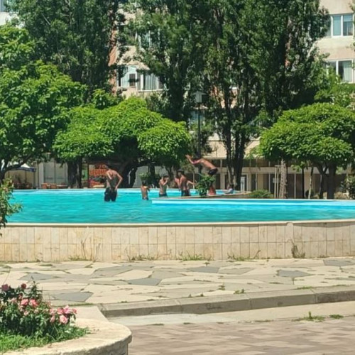 Mai multi copii au fost surprinși în timp ce se scăldau în fântâna arteziană din Piața Farului din Constanța