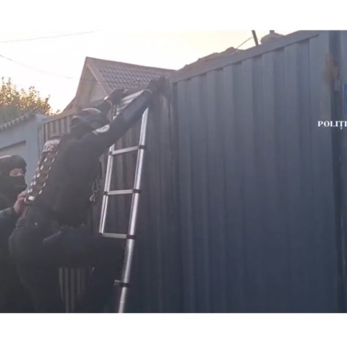 FOTO VIDEO Presupuși dealeri de narcotice de pe piața din Constanța, prinși de polițiști! Stupefiantele, ascunse în cele două autoturisme ale unuia dintre suspecți