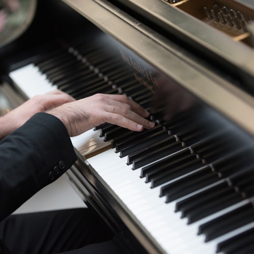 Recital de pian susținut de Ioan Caruțiu: o seară de muzică clasică la Biserica Adventistă Speranța