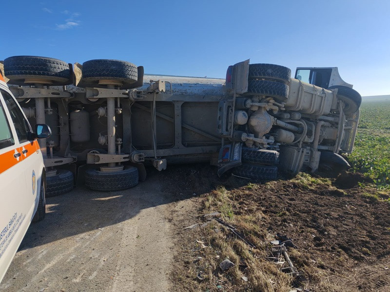 Trafic blocat după autocamion răsturnat în Dobrogea