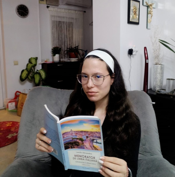 Nicoleta Valentina Franțuzu, elevă la Colegiul Național de Arte „Regina Maria” din Constanța, excelează în artă și italiană
