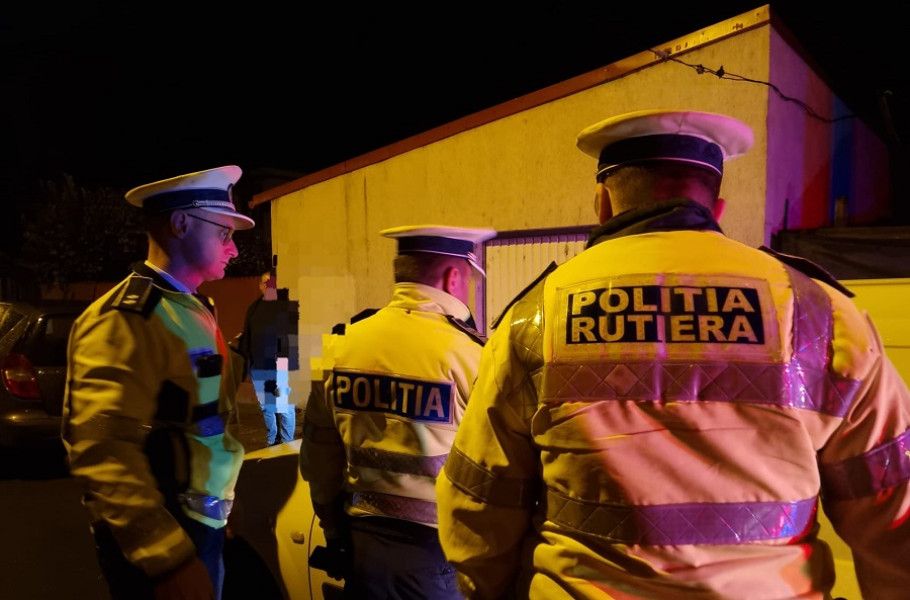 Polițiștii investighează un accident cu scuter electric și un autoturism parcat