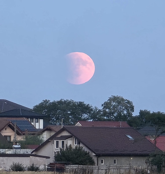 Eclipsă totală de lună, surprinsă în această seară