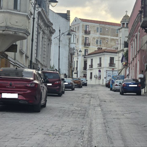 Străzile din Centrul Vechi al Constanței se degradează din cauza traficului intens