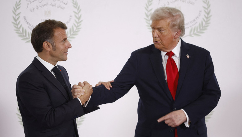 Strângere de mână inedită între Emmanuel Macron și Donald Trump la summitul pentru Gaza