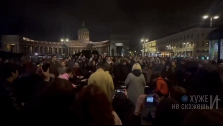 Tineri din Sankt Petersburg protestează pe stradă cu cântece anti-război interzise