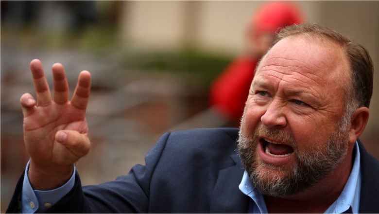 Alex Jones trebuie să plătească aproape 1,5 miliarde de dolari pentru masacrul de la Sandy Hook