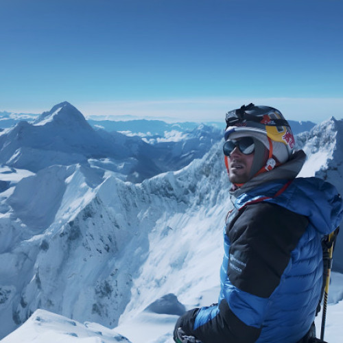 Polonezul Andrzej Bargiel a realizat prima coborâre integrală a Everestului pe schiuri fără oxigen suplimentar