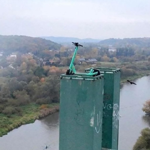 Trotinetă electrică urcată pe un pod auto închis circulației la Cracovia