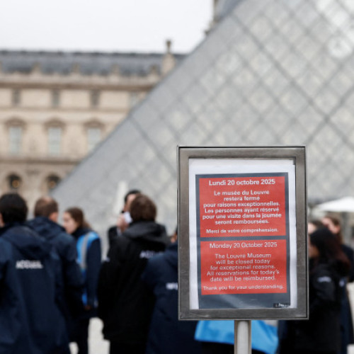 Jaf spectaculos la muzeul Luvru din Paris: bijuteriile coroanei Franței furate