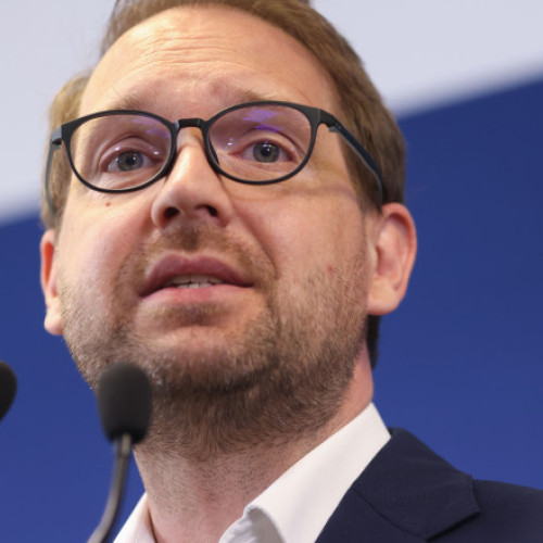 Dominic Fritz promite să continue lupta împotriva pensiilor speciale după decizia CCR