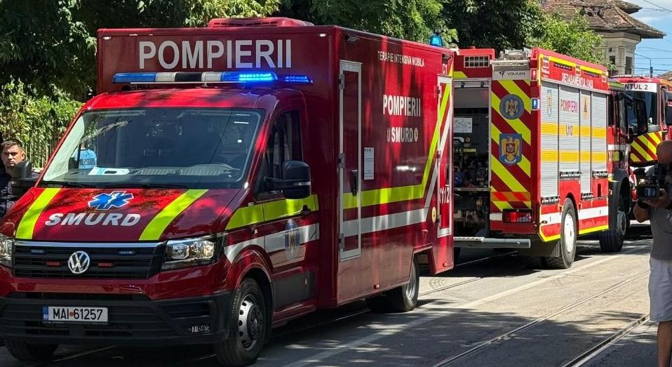Accident între un camion și o dubă la Ștefan cel Mare, o persoană prinsă între fiare