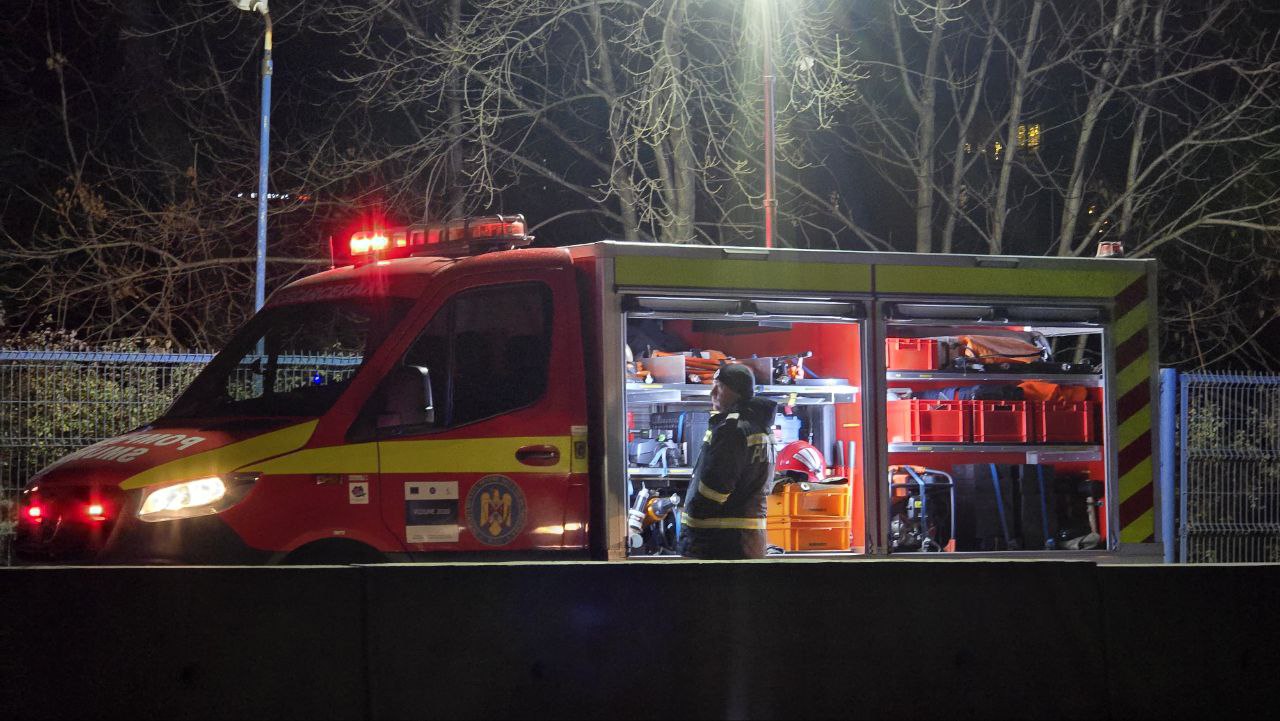 Incendiu la un bloc de pe strada Dezrobirii din Constanța