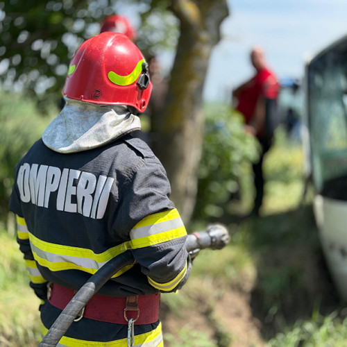 Accident rutier: două persoane rănite după ce o mașină a lovit un pom
